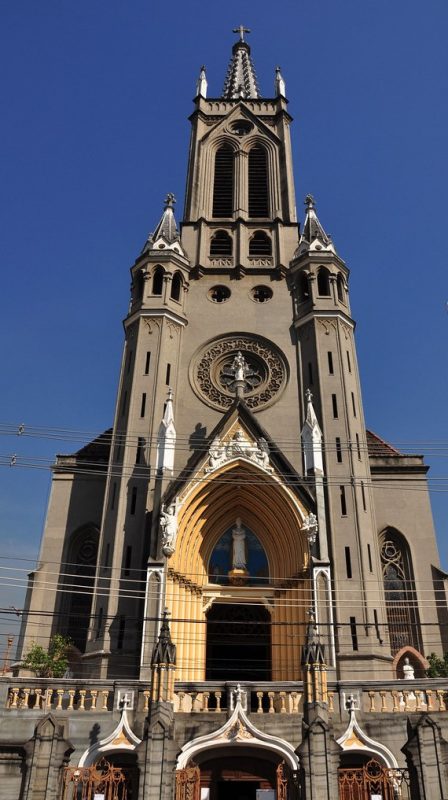 Igreja de Nossa Senhora da Salete, no Catumbi: templo centenário, em estilo gótico, com vitrais e colunas como atrações (Foto: Alexandre Macieira / Riotur)