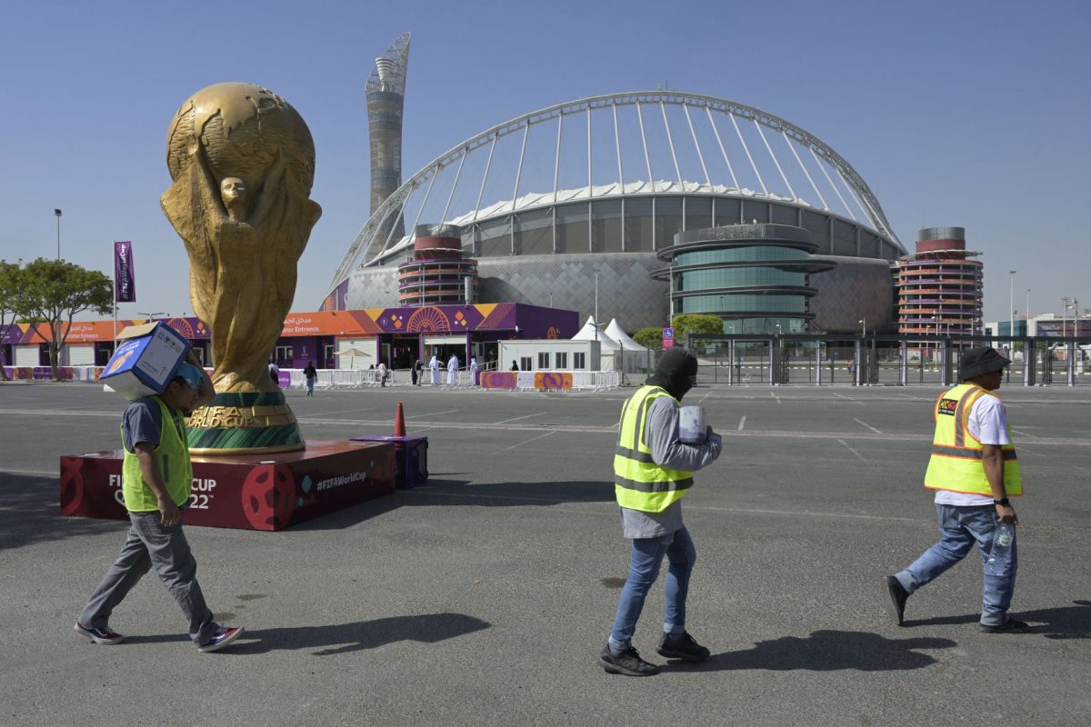 Trabalhadores migrantes nas proximidades do Estádio 974: condições análogas a trabalho escravo (Foto: Juan MABROMATA / AFP)