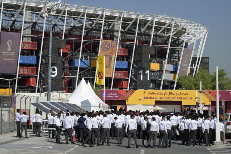 Profissionais de segurança do Catar na entrada do Estádio 947: 21 condenados a pena de morte, a maioria migrantes sem direito a uma defesa justa (Foto: Juan MABROMATA / AFP)