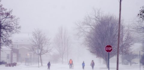 Tempestade de neve sobre a cidade de Flint, no estado do Michigan, EUA: pelo menos 34 mortes no fim de semana do Natal (Foto: Katie McTiernan / Anadolu Agency / AFP)