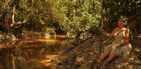 A professora e líder indígena Anália Nawa à beira de Igarapé, em meio na Amazônia: povo Nawá faz autodemarcação da Terra Indígena, no Acre, para preservar floresta (Foto: Alexandre Cruz Noronha / Amazônia Real - 05/07/2021)