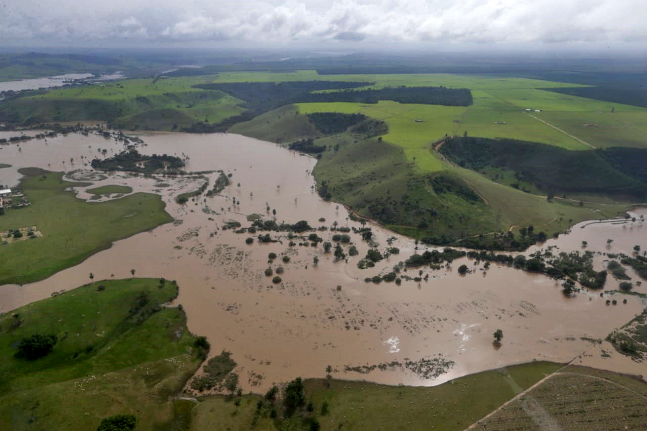 Itamaraju, no sul da Bahia, submersa após dias seguidos de chuva: temporais provocados por fenômenos comuns foram intensificados por fenômeno totalmente atípico (Foto: Manu Dias / Governo da Bahia)