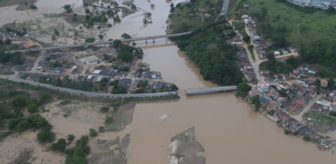 Ponte destruída na submersa cidade de Itamaraju, no sul da Bahia: enchentes na região na lista de desastres provocadas pela crise climática em 2021 (Foto: Manu Dias/Governo da Bahia)