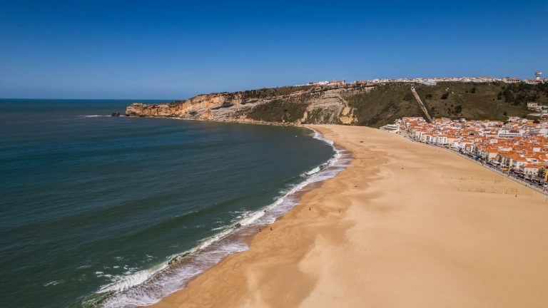Vista aérea da praia de Nazaré, Bandeira Azul há vários anos e uma das mais apreciadas pelos surfistas. Foto Manuel Romano/NurPhoto via AFP