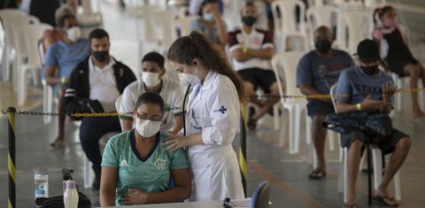 Paciente recebe tratamento médico no Centro de Saúde especializado em Gripe e COVID-19 na Vila Olímpica do Complexo do Alemão. Foto Mauro Pimentel/AFP. Dezembro/2021