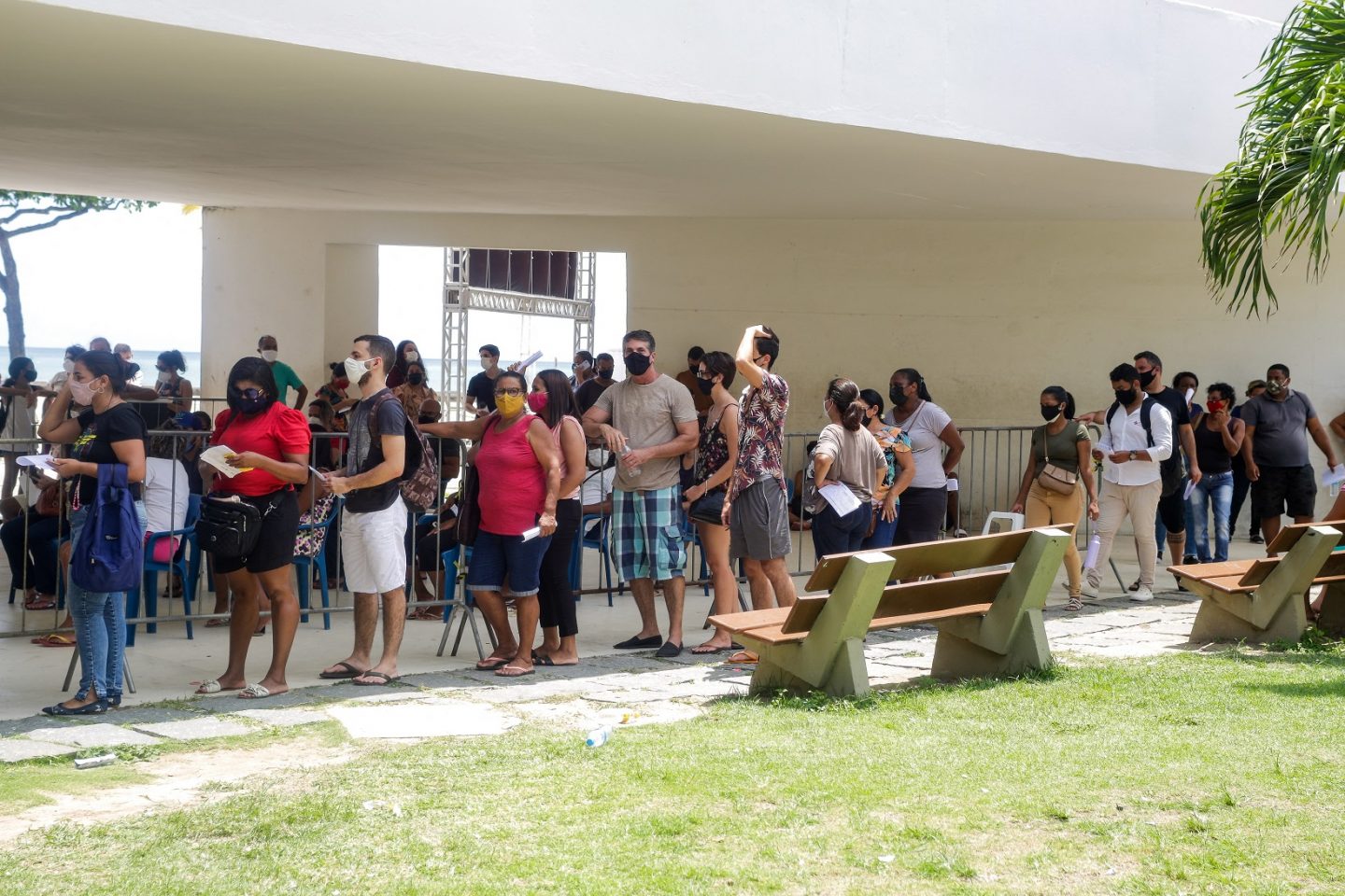 No Parque Dona Lindu, na zona sul de Recife, pacientes formam files imensas para fazer o teste da covid-19. Número de casos teve uma leve queda , mas registros de mortes sobem. Foto Rafael Vieira/AGIF via AFP