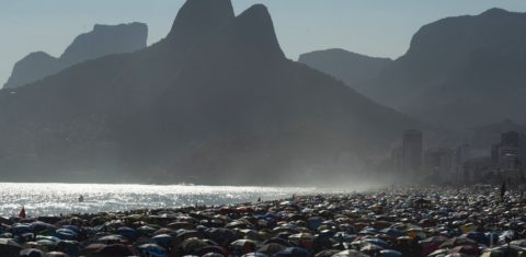 Praia de Ipanema lotada no verão do Rio. No último dia 29, o Brasil superou a marca de 25 milhões de casos de covid-19 e registrou mais de 626 mil mortos. Foto Fabio Teixeira/Anadolu Agency