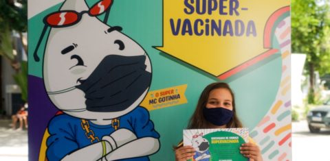 Criança recebe a vacina contra a covid-19 em uma unidade de saúde de Recife. Região apresenta os menores índices de casos e mortes do país. Foto Rafael Vieira/AGIF via AFP