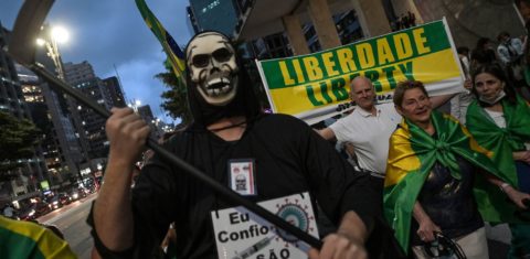 Enquanto o Brasil bate recorde de mortes, manifestantes, em São Paulo, protestam contra a aplicação de vacinas. Foto Nelson Almeida/AFP