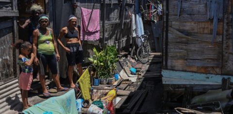 Moradores são vistos na favela do Coelho, às margens do rio Capibaribe, em Recife, Pernambuco. De acordo com a Rede Brasileira de Pesquisa em Segurança Alimentar, 33,1 milhões de brasileiros vivem com fome. Foto Nelson Almeida/AFP
