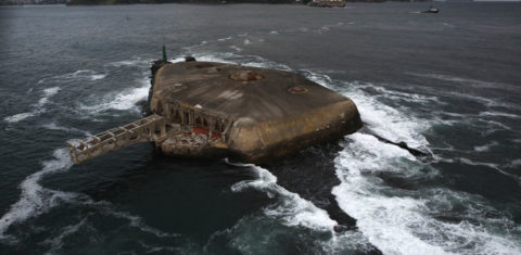 Fortaleza de ilha de Laje, no meio da Baía de Guanabara, recebeu seus primeiros canhões em 1555: em tempos de guerra, as antigas defesas do Rio contam a história da cidade (Foto: Custódio Coimbra)