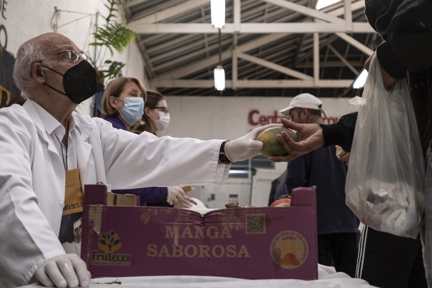 Padre Júlio Lancellotti distribui café da manhã para pessoas desabrigadas e vulneráveis no Centro Comunitário São Martinho de Lima, na zona leste de São Paulo. Foto Dan Agostini/Diálogo Chino