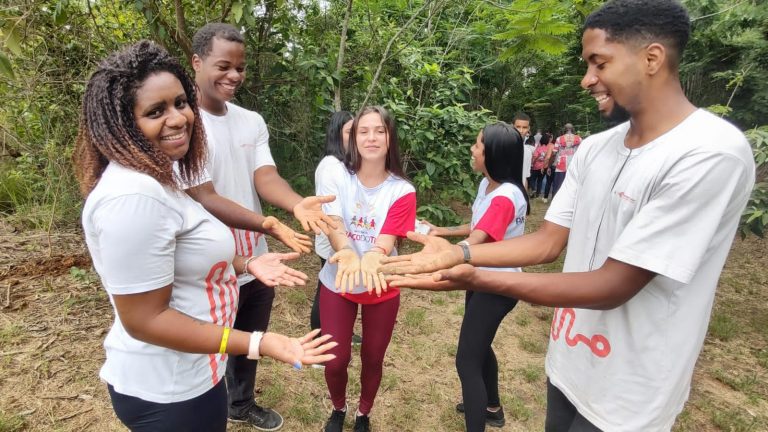 Alunos do Instituto Abraça o Tigre participa do plantio na APA Engenho Pequeno em São Gonçalo. (Foto: Prefeitura de São Gonçalo)