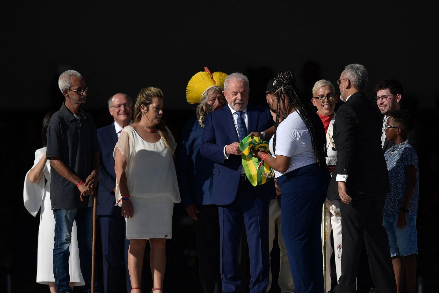 Lula recebe a faixa da catadora Aline na rampa do Planalto: prioridade no enfrentamento à desigualdade (Foto: Carl de Souza / AFP)