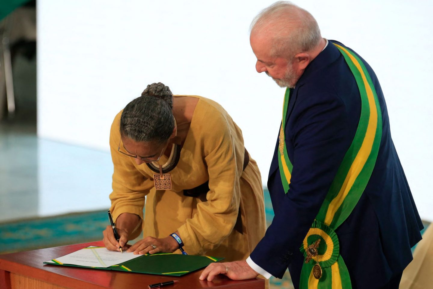Ao lado de Lula, Marina Silva assina termo de posse como ministra do Meio Ambiente e da Mudança Climática: revogaço ambiental inclui reativação do Fundo Amazônia e retorno do CAR e do SFB (Foto: Sergio Lima / AFP)