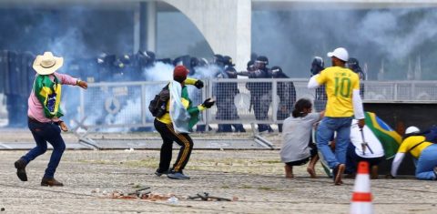 Bolsonaristas atiram pedras na polícia na Praça dos Três Poderes: ataque coordenado pelas redes sociais (Foto: Marcelo Camargo / Agência Brasil)