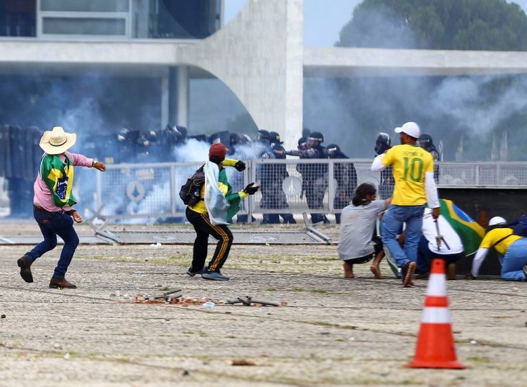Bolsonaristas atiram pedras na polícia na Praça dos Três Poderes: ataque coordenado pelas redes sociais (Foto: Marcelo Camargo / Agência Brasil)
