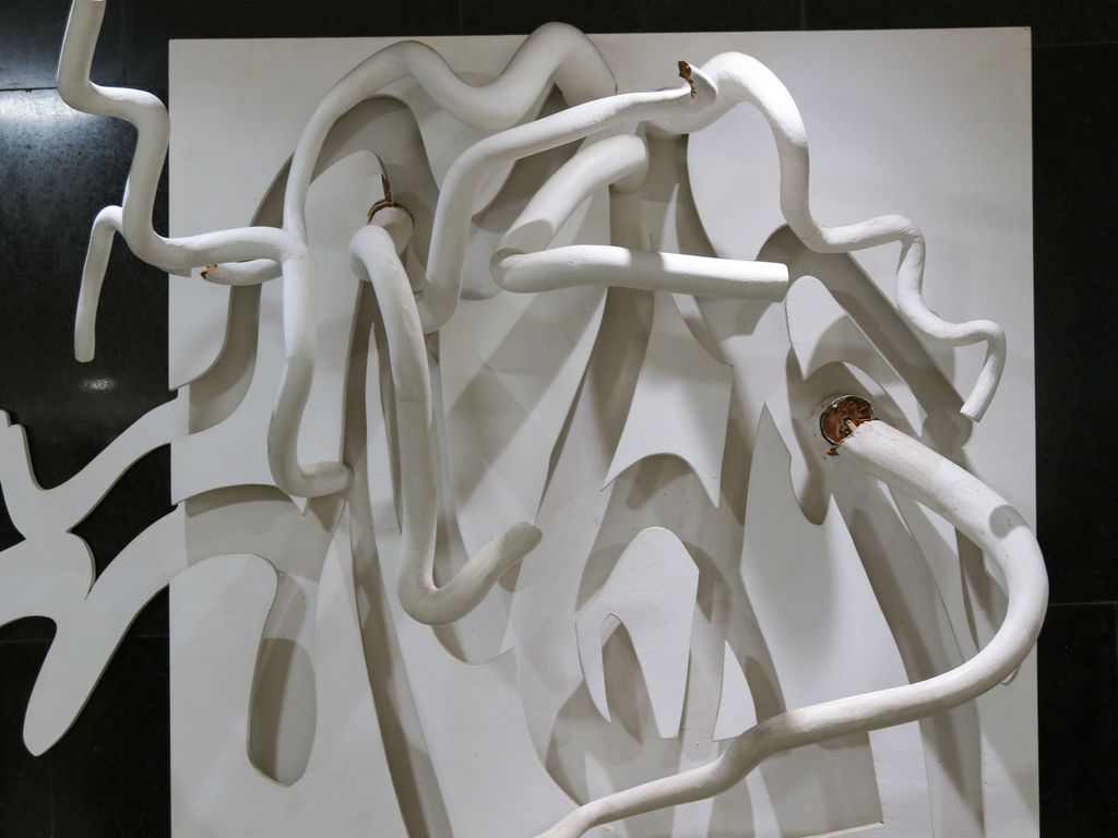 Escultura de Franz Kracjberg danificada no Palácio do Planalto após atos terroristas: justiça e arte confrontam ideário bolsonarista (Foto: Fábio Pozzebom / Agência Brasil)
