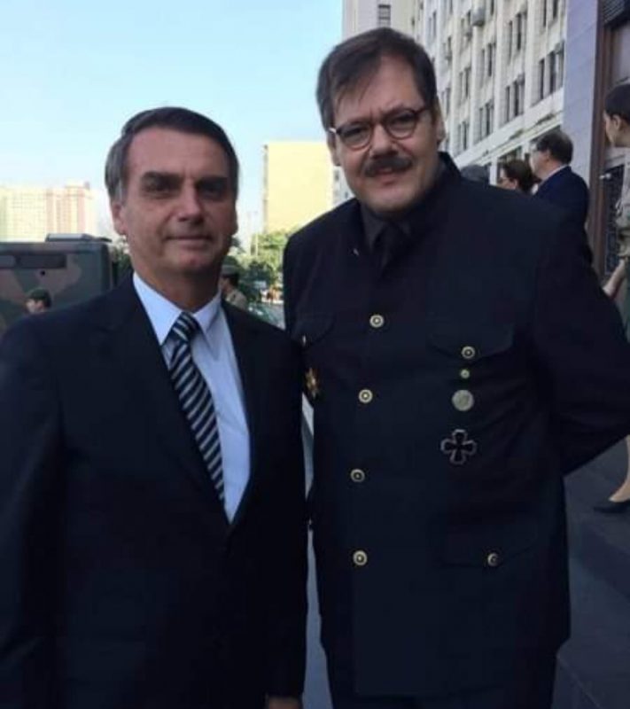 Bolsonaro posa ao lado de um sósia de Hitler que tentou fazer discurso na Câmara de Vereadores do Rio, a convite de Carlos Bolsonaro. Foto Reprodução da Internet
