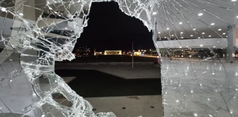 Prédio do STF ao fundo, visto de janela quebrada do Palácio do Planalto. Foto Lauro Neto