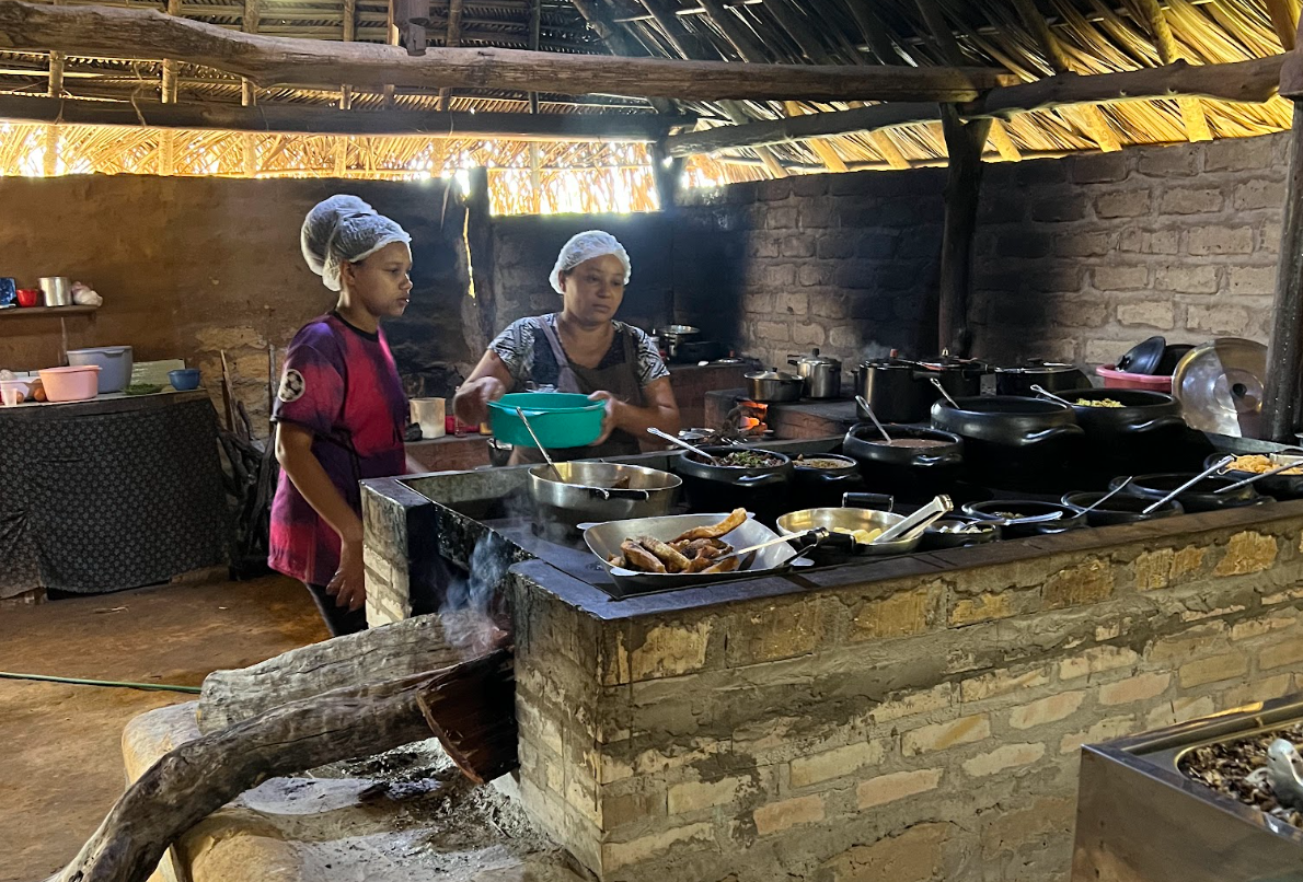 Rosilene e Eliane, do restaurante Recanto da Mata, no Engenho II: kalungas são defensores do agro-biodiversidade do cerrado (Foto: Andréia Coutinho Louback)