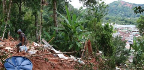 Casas destruídas em deslizamentos em São Sebastião após tempestades no litoral norte de São Paulo: atraso em medidas de adaptação climática (Foto: Ravena Rosa / Agência Brasil)