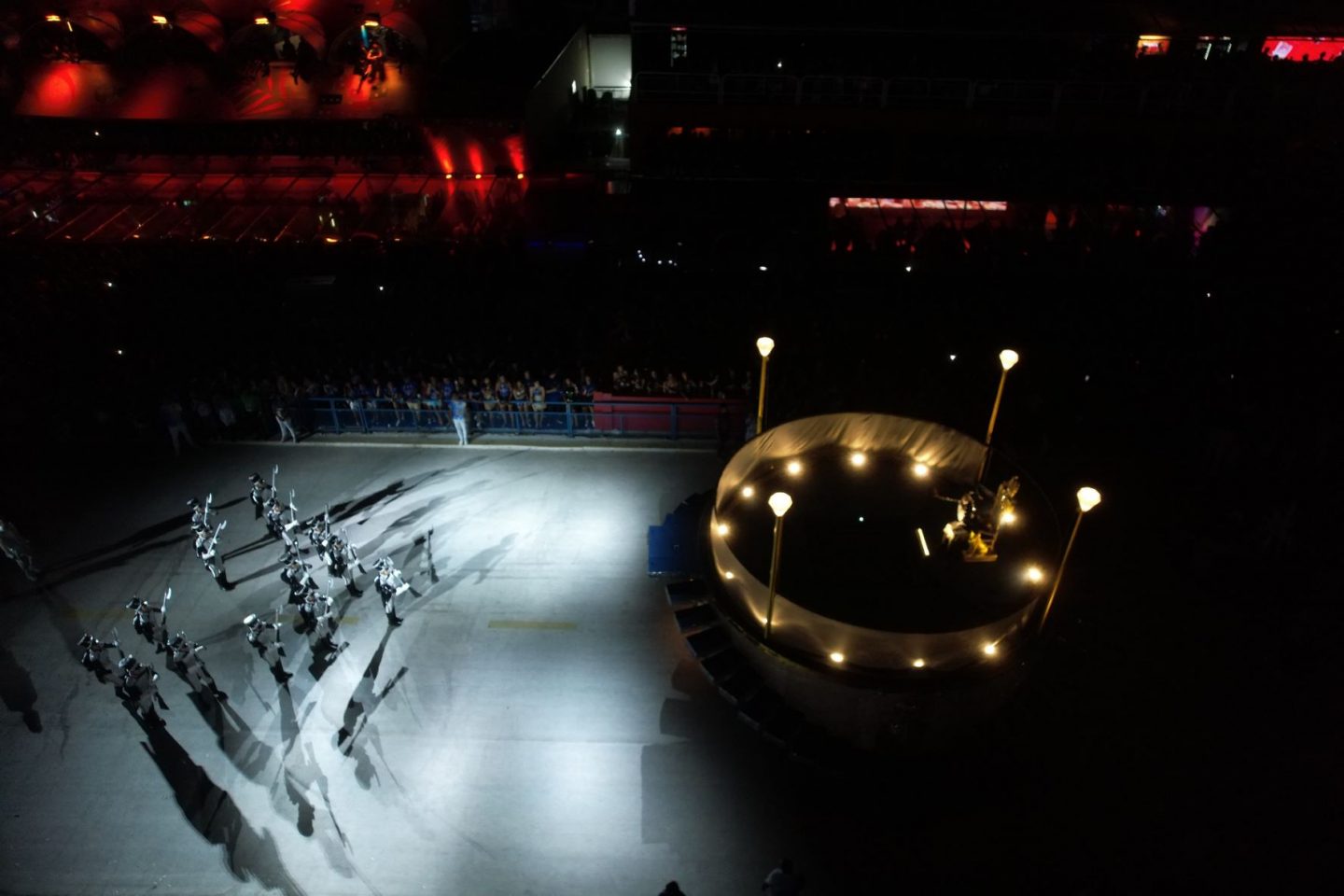Iluminação cênica na Beija-Flor: Pedro Américo, cinema e Isabel Filardis coroada no lugar de Dom Pedro na comissão de frente (Foto: Diego Mendes / Rio Carnaval)