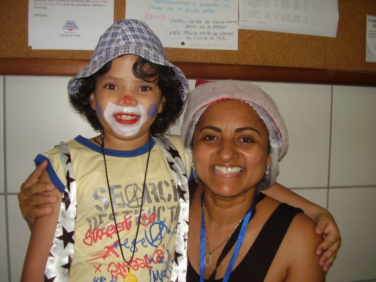 Edvania e Gabriel, com 7 anos, vestido de palhaço nos primeiros anos de Casa Ronald McDonald. Foto Arquivo Pessoal