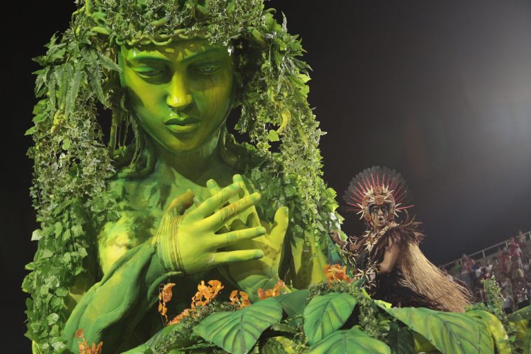 A Amazônia e um indígena defensor da floresta representados no desfile da Porto da Pedra: preservação ambiental dentro e fora da Passarela do Samba (Foto: Gabriel Santos / Riotur)