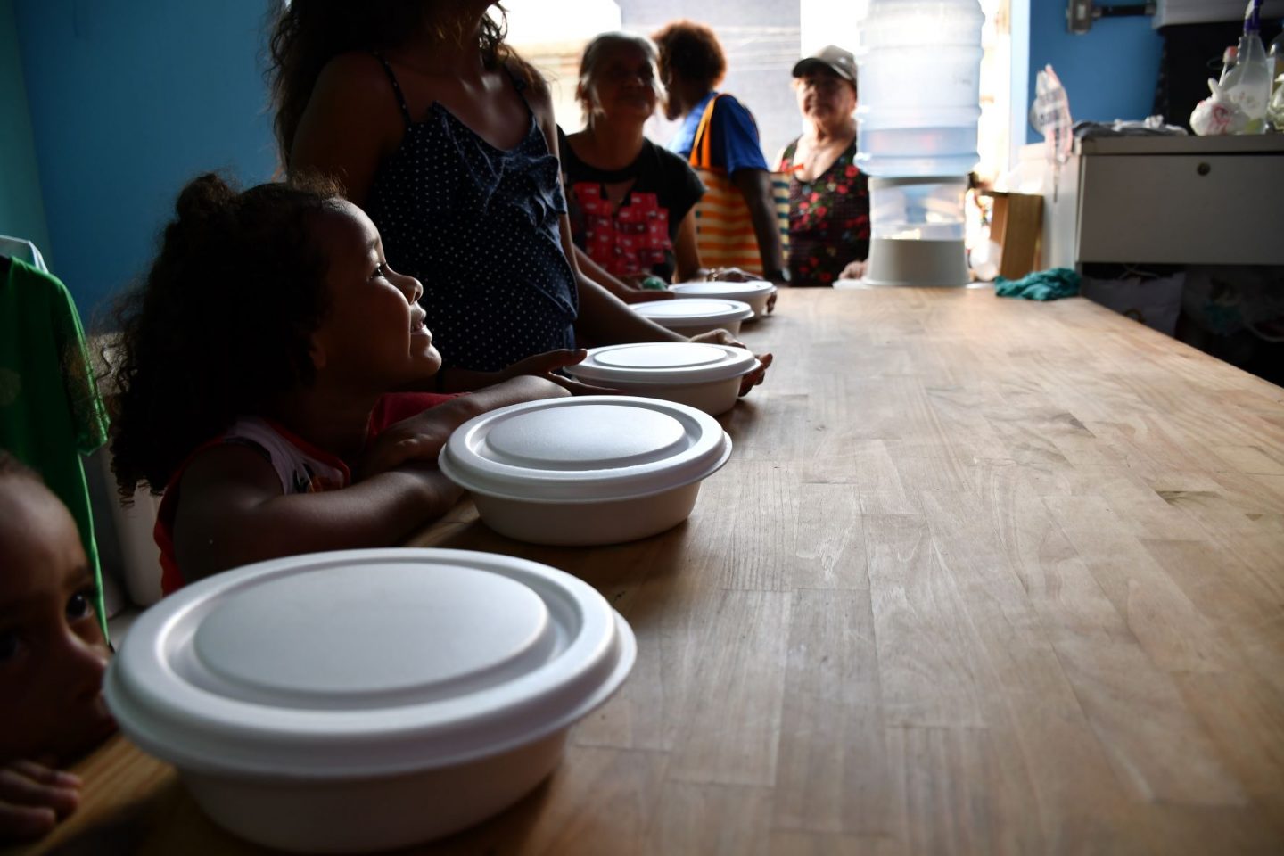 Crianças e idosos na fila para receber quentinhas em Belém: campanha de apadrinhamento da ONG Pará Solidário atende 260 meninos e meninas (Foto: João Paulo Guimarães)