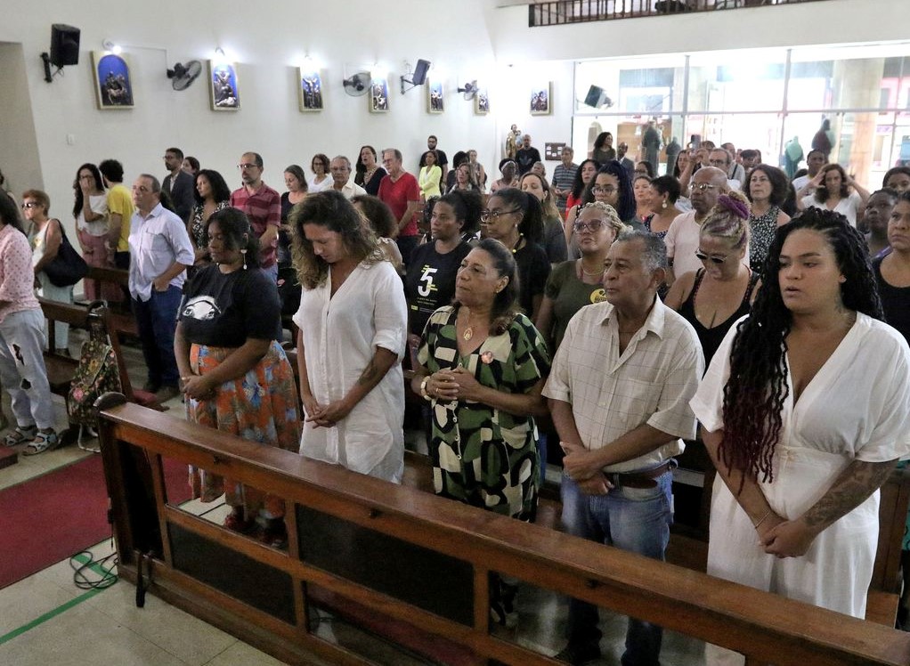 A filha de Marielle, Luyara, os pais, Antonio e Marinete, e Monica Benício na missa pelos cincos anos da morte: esperança de solução para o crime (Foto: Tânia Rego / Agência Brasil)