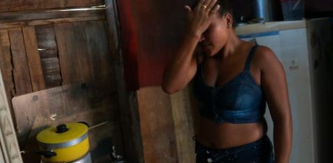 Vivian da Silva Borges tem 23 anos e mora com os três filhos no Parque das Missões, em Caxias: "Já passei muitos perrengues, sem trabalho e sem comida, mas agora melhorou um pouco porque comecei a fazer trancinhas e consigo dinheiro pro pão, leite, mistura e carne". Foto João Roberto Ripper.