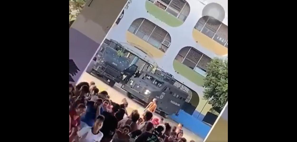 Caveirões no pátio de Ciep na Maré: no passado e no presente, crianças das favelas convivem com o medo da polícia (Foto: Reprodução)