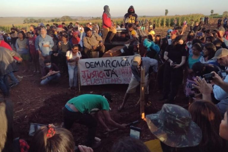 Protesto dos povos guarani e kaiowá durante sepultamento de indígena morto em operação da PM: Abip entra com ação no STF para conter violência policial no Mato Grosso do Sul: (Foto: Cimi - 26/06/2022)