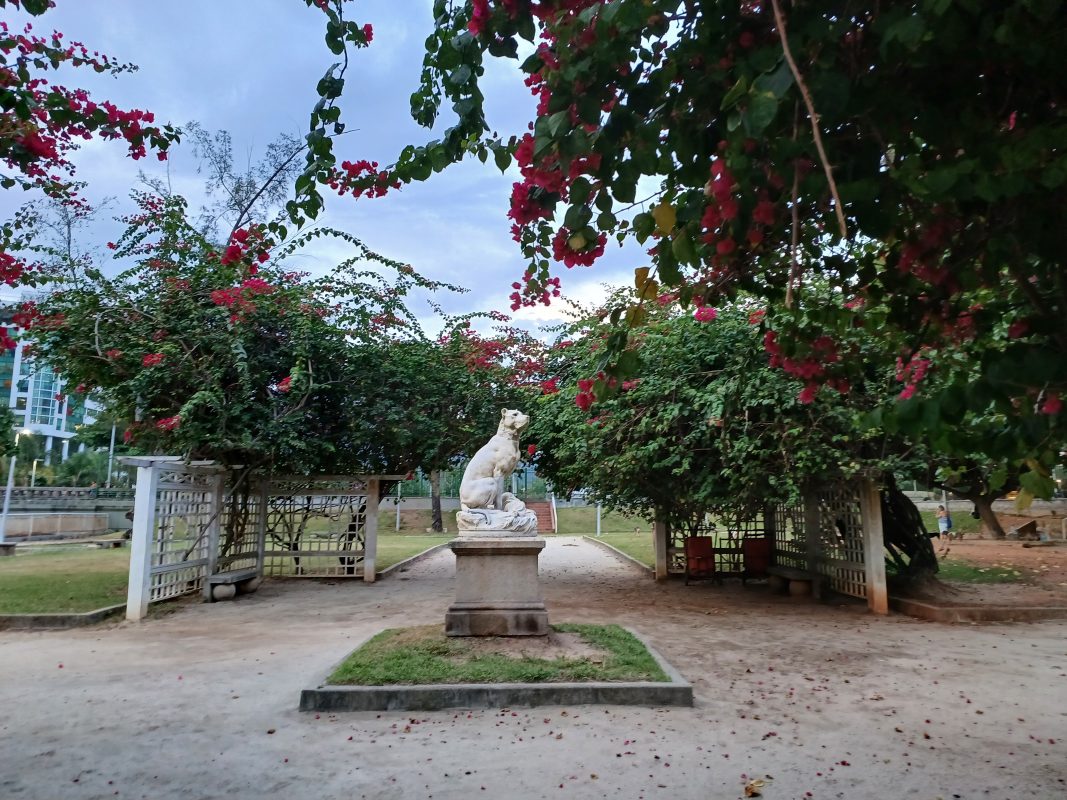 Inaugurado em 1938, o Jardim de Alah tem inspiração Art Déco e contou com o desenho de Azevedo Neto (1908-1962), que concebeu o parque como um delicioso jardim de estátuas, caramanchões e pequenos lagos. Foto Beatriz Jaguaribe