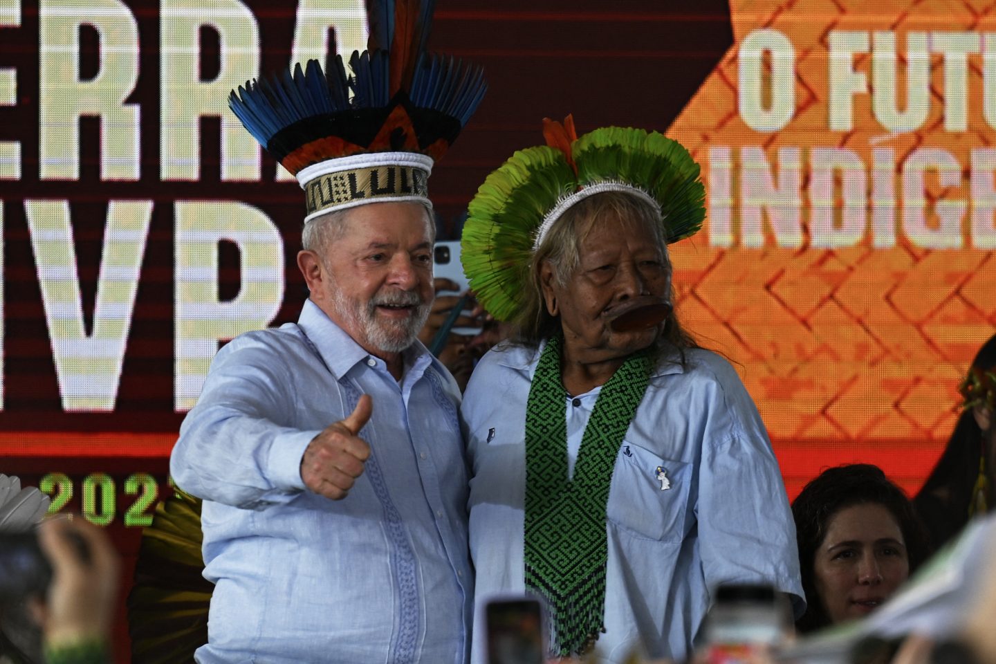 O presidente Lula e o Cacique Raoni, líder indígena da tribo Kayapó, gesticulam durante uma visita ao Acampamento Indígena Terra Livre, em Brasília. Foto Carl de Souza/AFP