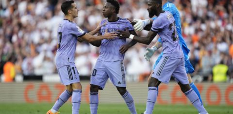Vini Jr. é contido pelos companheiros após denunciar ofensas racistas no jogo do Real em Valencia: com impunidade, racismo contra brasileiro vem aumentando na Espanha (Foto: Jose Hernandez / Anadolu Agency / AFP)