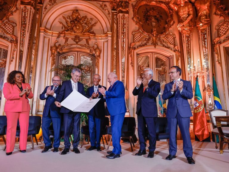 Chico com o Prêmio Camões ao lado de Lula