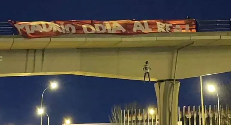 Boneco com a camisa de Vinicius Jr pendurado pelo pescoço em ponte de Madrid: barbárie. Reprodução