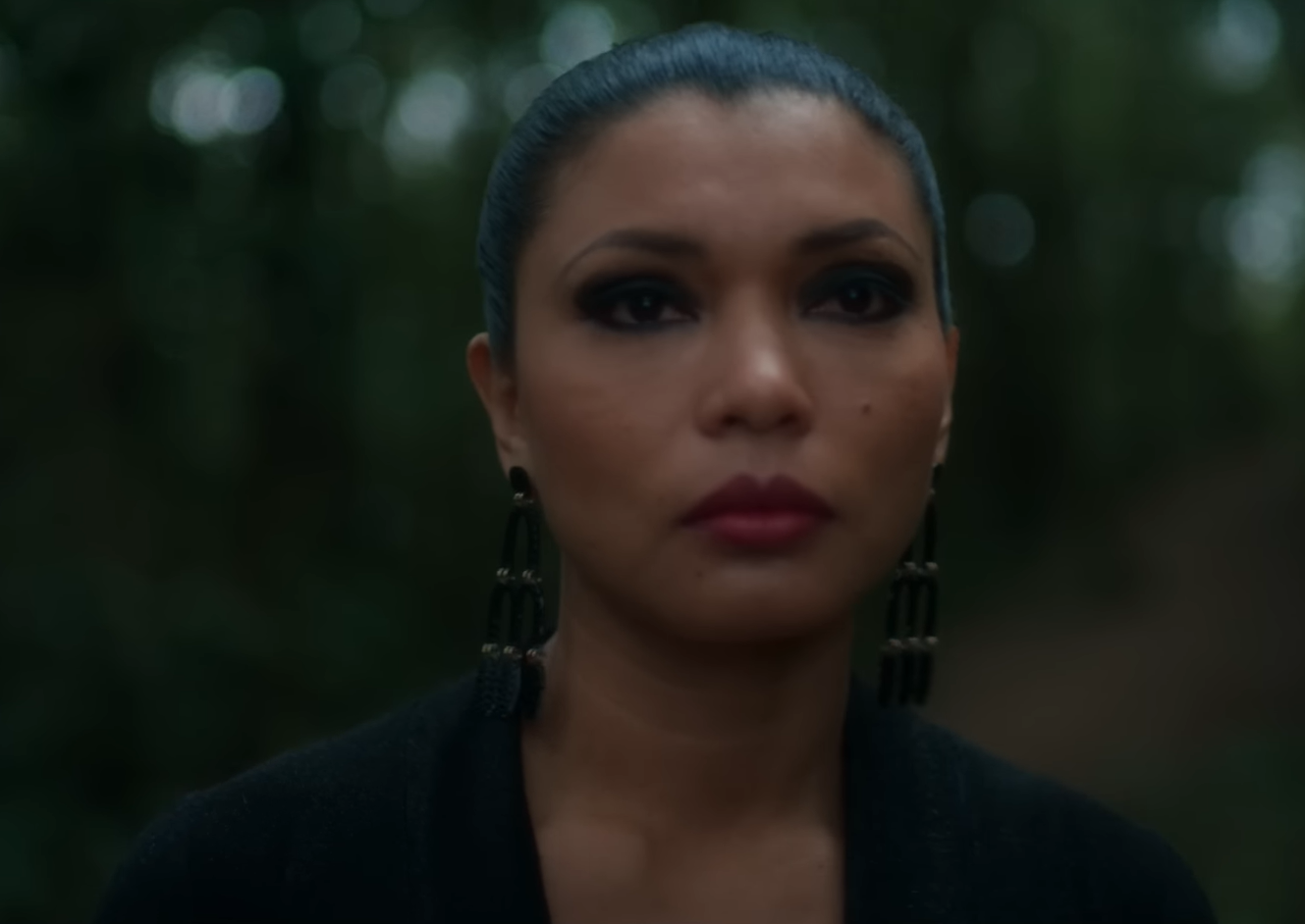 A atriz Zahy Tenehar, indígena nascida em aldeia no Maranhão, como Débora, a Víbora, em Cidade Invisível: "Acredito que trazer à luz reflexões, potencializando nossas consciências para nossas verdadeiras e essenciais riquezas, como nosso bioma, nossa cultura, nossos encantados, merece ser celebrado" (Foto: Netflix / Divulgação)