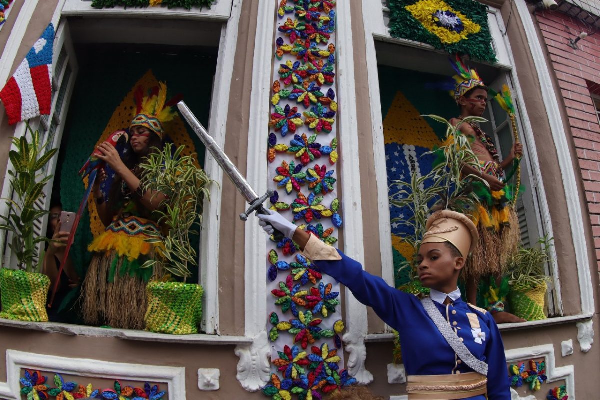 No desfile de 2 em Salvador, moradoras vestidas como Maria Quitéria e indígena e casas enfeitadas com motivos cívicos: celebração de data da expulsão dos portugueses e consolidação da Independência é quase ignorada em outras partes do Brasil (Foto: Manu Dias / Governo da Bahia - 02/07/2019)
