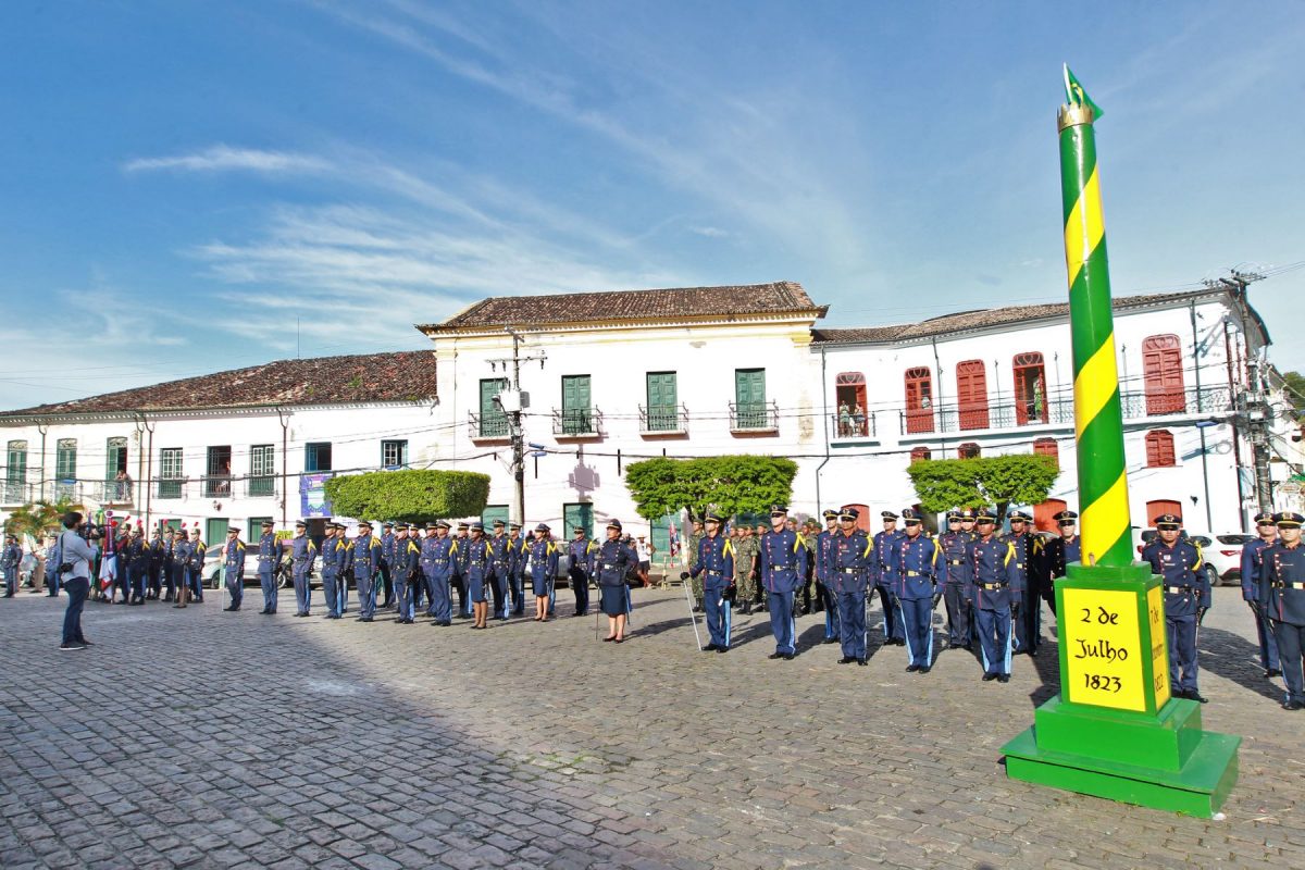 Tropa perfilada em Cachoeira ao lado do marco lembrando a Independência: município histórico vira capital da Bahia no 2 de Julho (Foto: Feijão Almeida / Governo da Bahia - 25/06/2023)