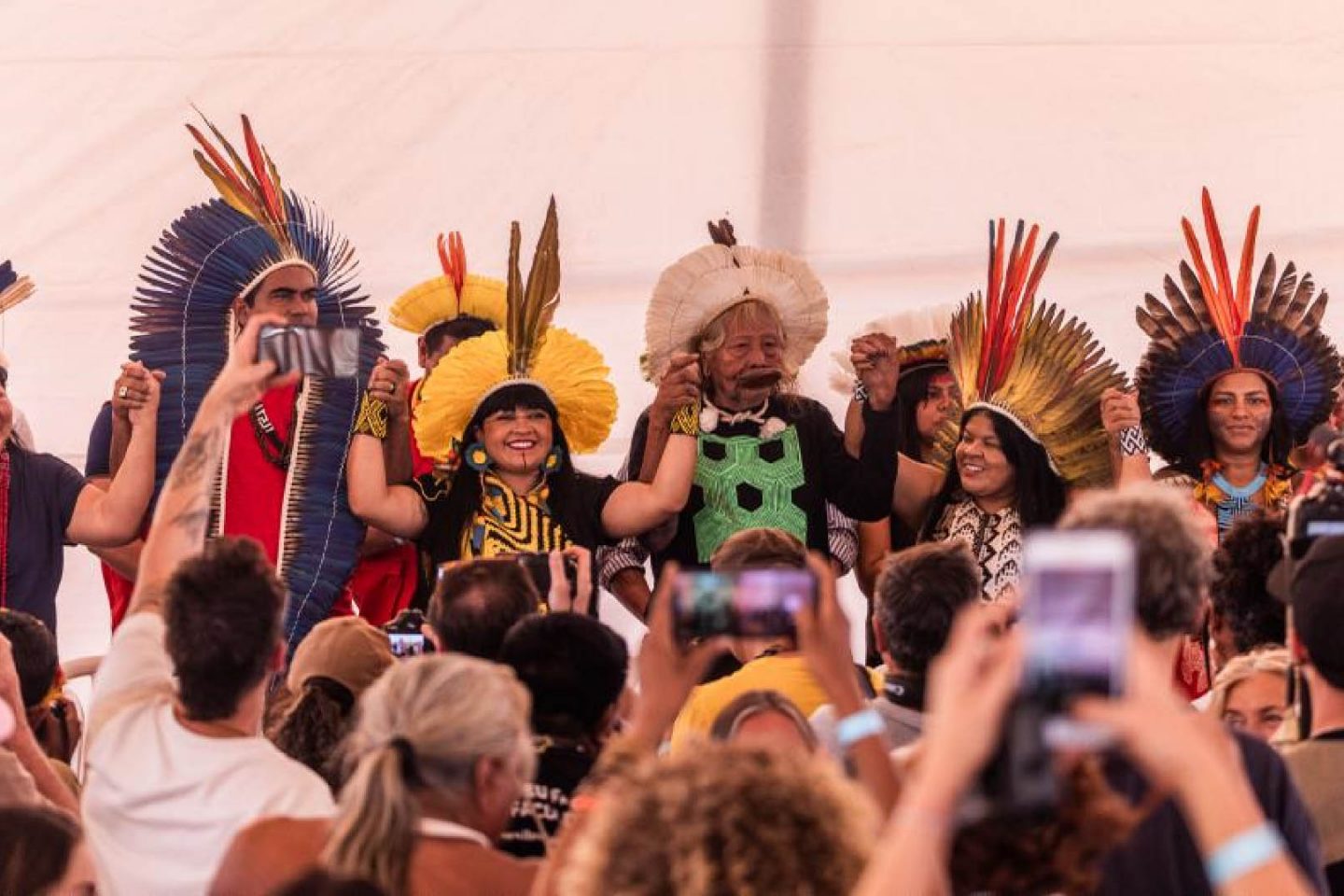 O cacique Raoni, entre a deputada Célia Xakriabá e a ministra Sônia Guajajata, no encontro de lideranças indígenas: cobrança de posição do Governo Lula contra o marco temporal (Foto: Kamikia Kisêdjê / Amazônia Real)