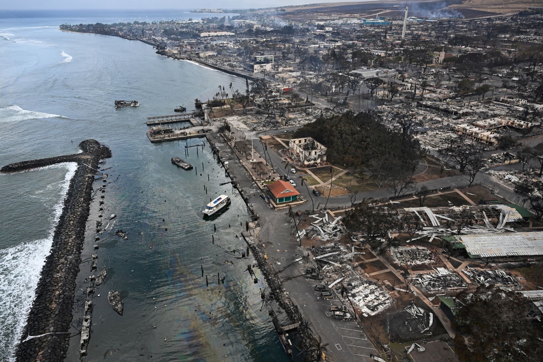 Lahaina, 13 mil habitantes, devastada pelo fogo: tempo anormalmente seco na região quando incêndios começaram (Foto: Patrick T. Fallon / AFP)