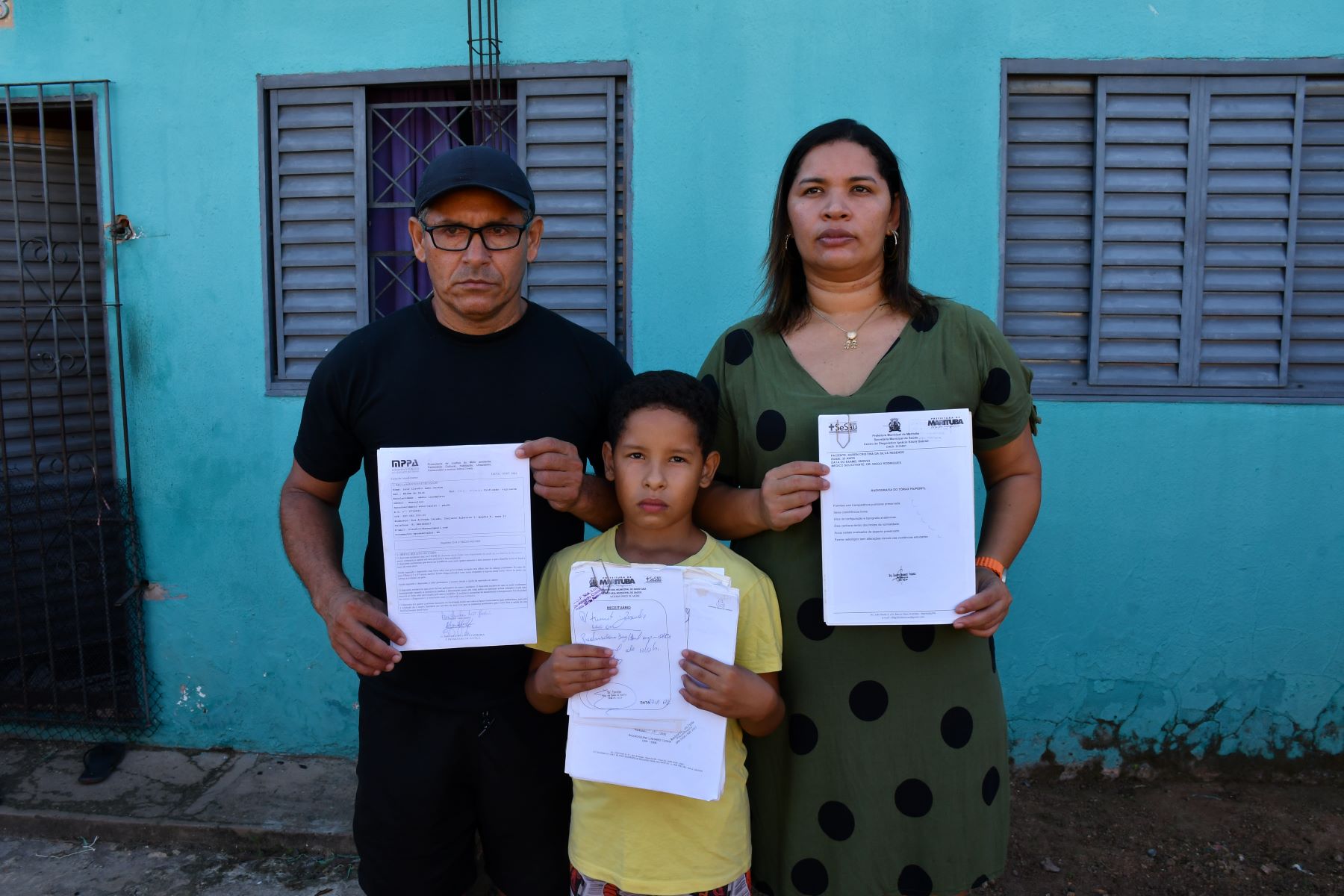 Karen, com o filho Kenneth, o marido Luiz Cláudio e as representações do Ministério Público contra o aterro: saúde da população afetada pelos gases tóxicos (Foto João Paulo Guimarães)