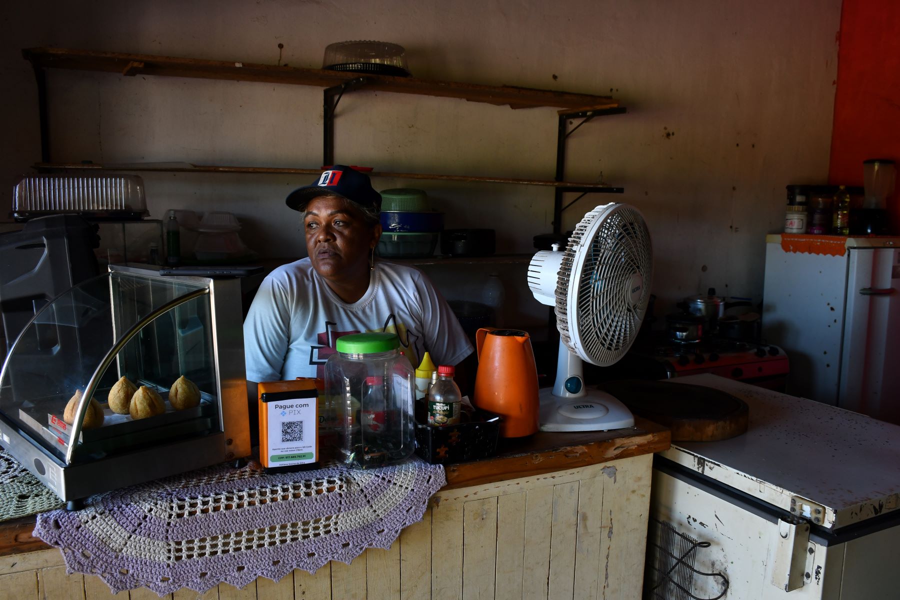 Adriana em sua lanchonete no bairro Santa Lúcia, vizinho do aterro sanitário: "fui parar na emergência com dores terríveis nas costas: fizeram um ultrassom e descobriram um problema no pulmão" (Foto: João Paulo Guimarães)