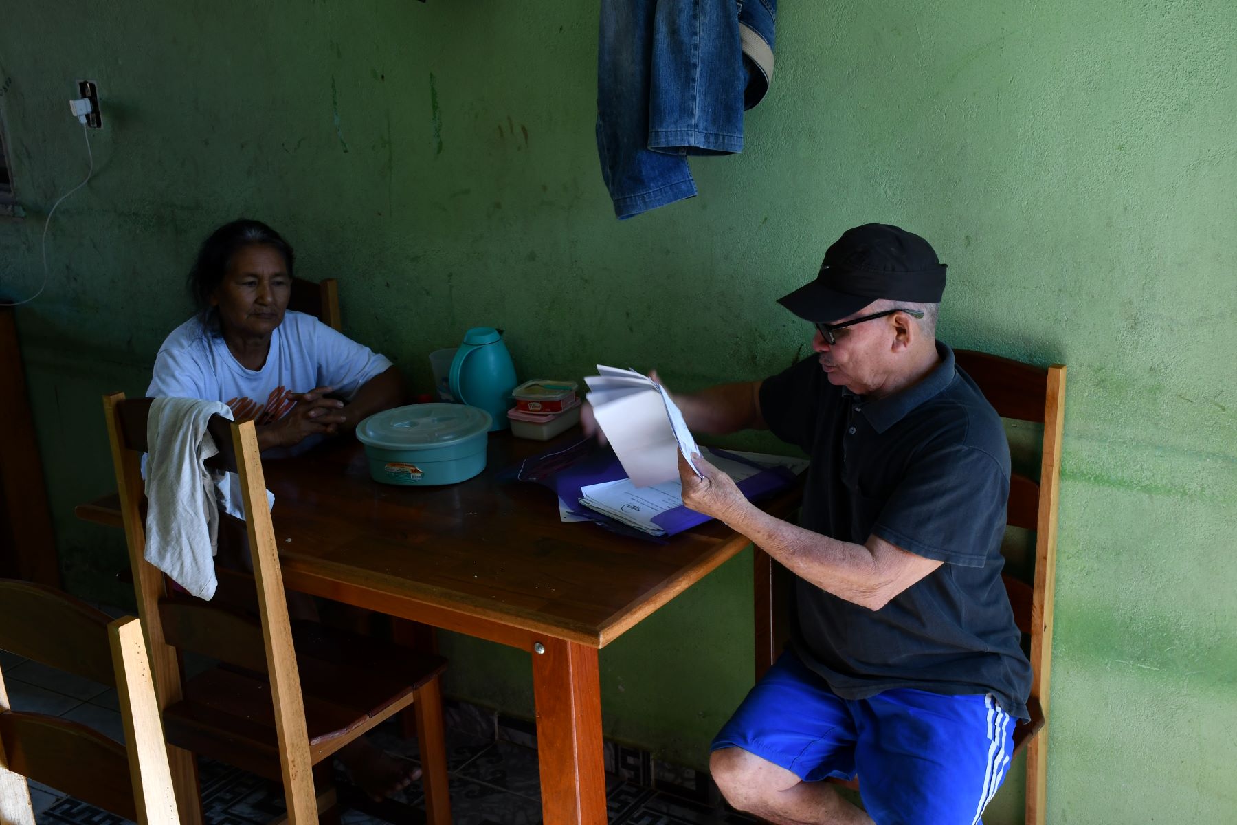 Edílson Alves e a mulher, Maria do Rosário, reclamam dos problemas de saúde causados pelo ar e pela água: "o cheiro desse lixão é insuportável" (Foto: João Paulo Guimarães)