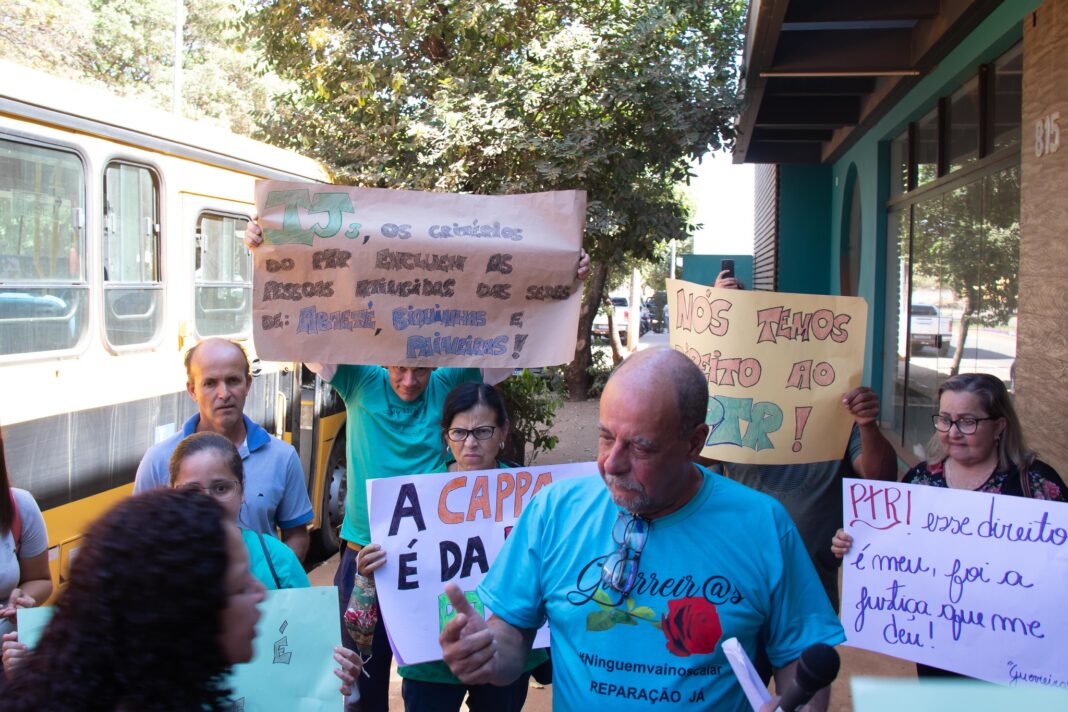 Na manifestação em Pompéu, o agricultor Kleber Castelar explica que conseguiu a reparação mas sua mulher, que mora na mesma casa, não: "é muita negligência" (Foto: Instituto Guaicuy)