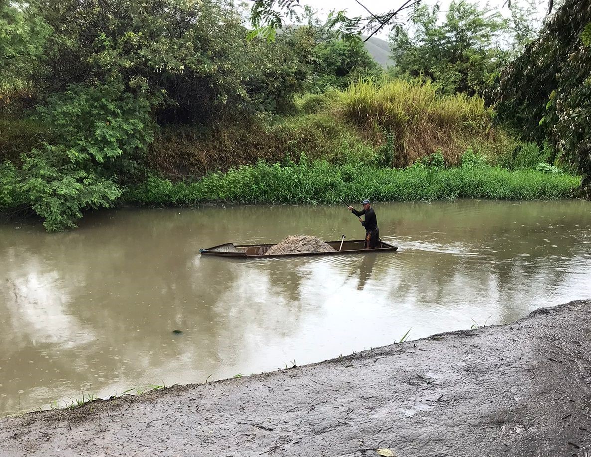 Retirada irregular de areia no Rio Santo Antônio: resíduos da produção direto nos rios da Costa dos Corais (Foto: Emerson Pereira / Arquivo Pessoal)