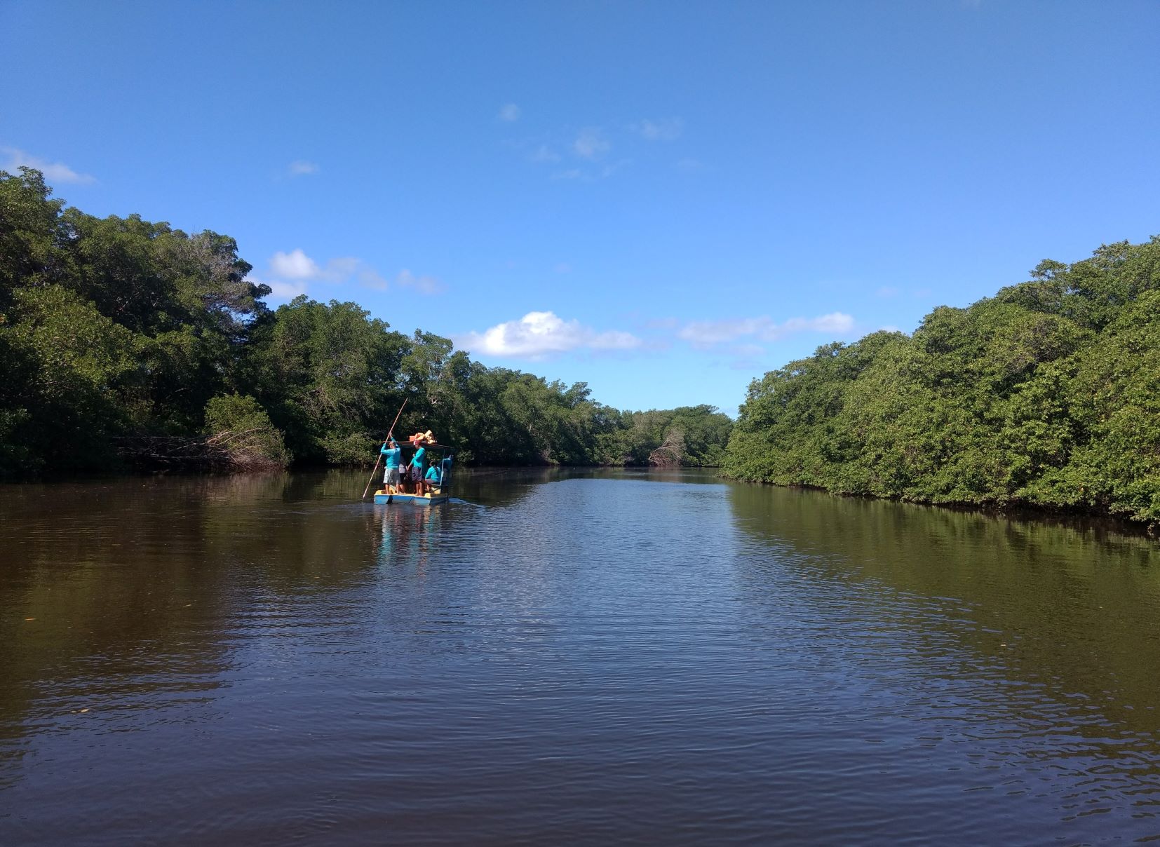 Barco de pescadores no Rio Manguaba: despejo de resíduos prejudica pesca e turismo na Costa dos Corais (Foto: Divulgação / ICMBio)